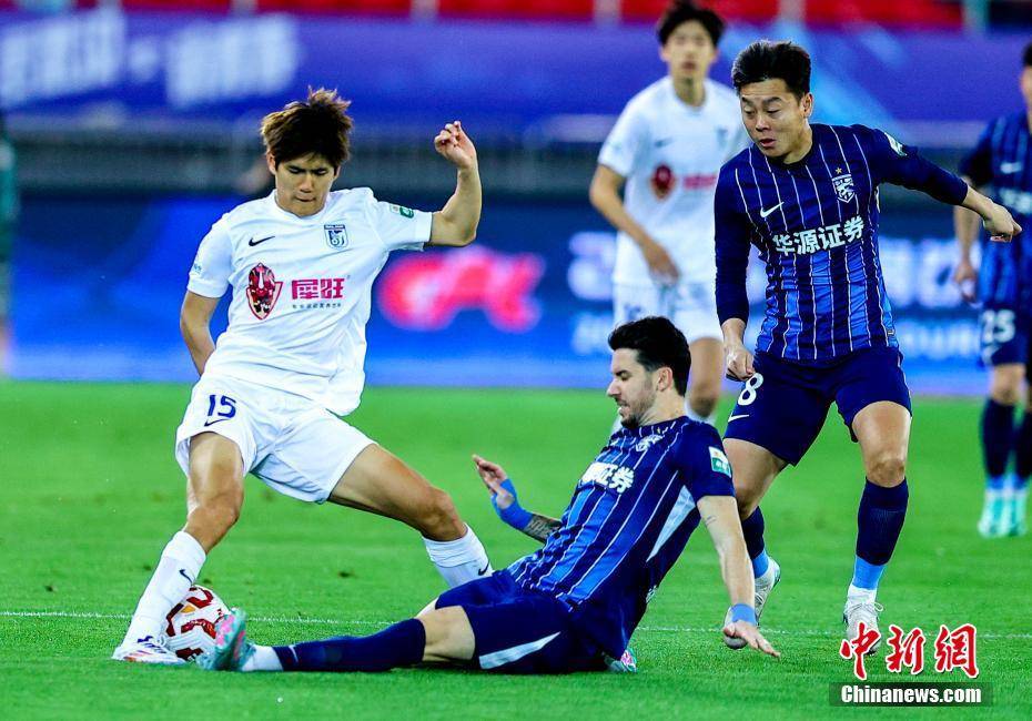 宝威体育平台 -武汉三镇发布备战花絮，集结日豪取连胜，英超任务艰巨，阵容厚度经受考验的简单介绍